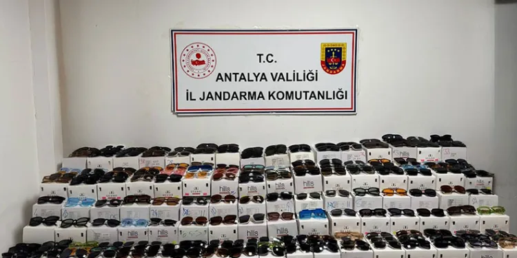Antalya’da kaçak güneş gözlüğü operasyonu