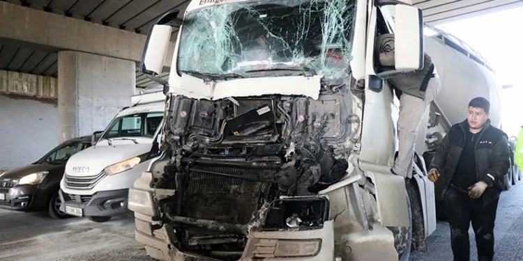 Hurdaya dönen araçtan hafif yaralı kurtuldu