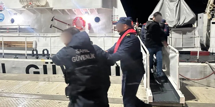 Aranan 8 kişi teknede uyuşturucu ile yakalandı