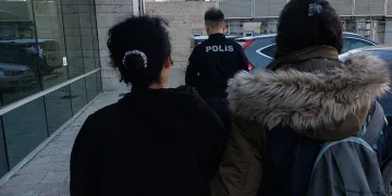 Genç kız ağlayarak cezaevine gitti