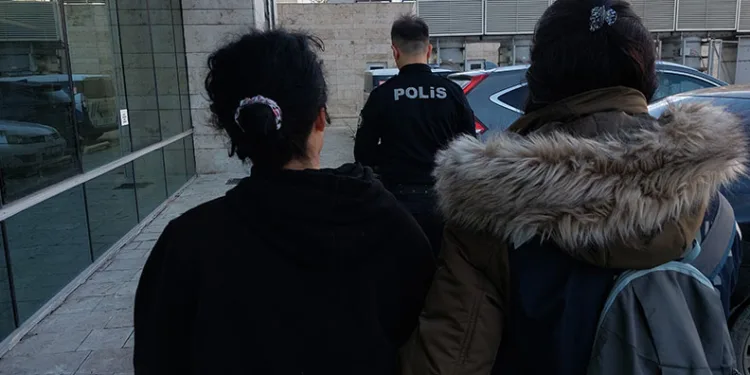 Genç kız ağlayarak cezaevine gitti