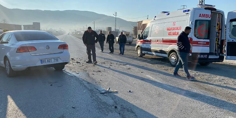 Otomobil ile ticari taksi çarpıştı: 2 yaralı