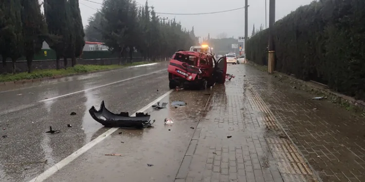 Bursa’da ağaca çarpan araçtaki 2 kişi yaralandı