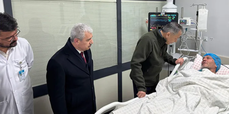Bakan Yerlikaya, Konya’da çöken bina enkazından kurtarılan yaralıları hastanede ziyaret etti