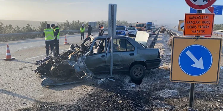 Ters yöne giren otomobil tırla çarpıştı