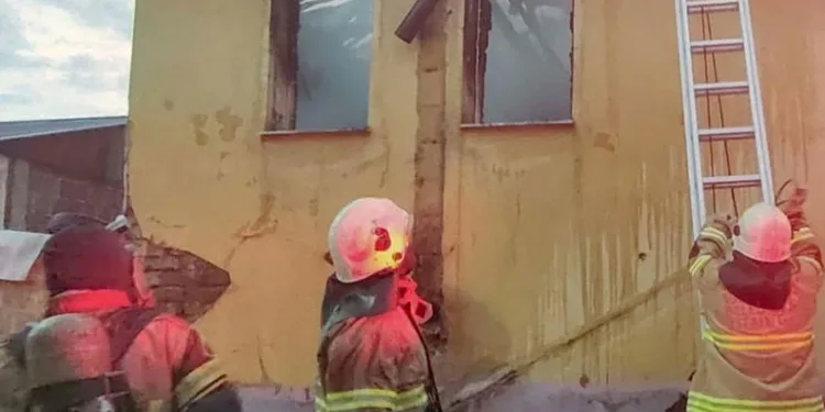 Yanan evdeki 6 çocuğu komşular kurtardı