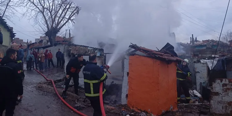 Keşan’da alev alan ev kullanılamaz hale geldi