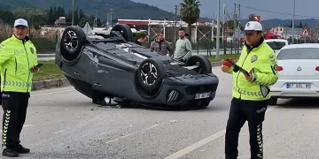Seydikemer’deki kazada iki araç takla attı