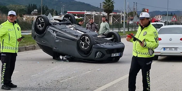 Seydikemer’deki kazada iki araç takla attı