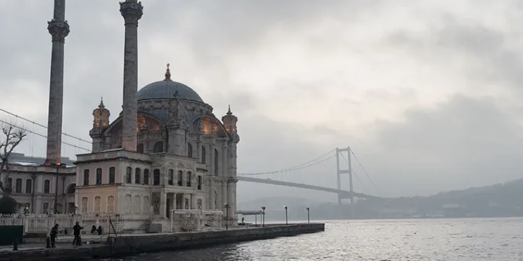 İstanbul Boğazı’nda sis etkili oluyor