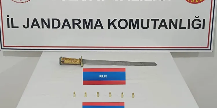 Yerköy’de şüphelenilen araçtan fişek ve kılıç çıktı