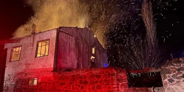 Eski değirmen yangına yenik düştü