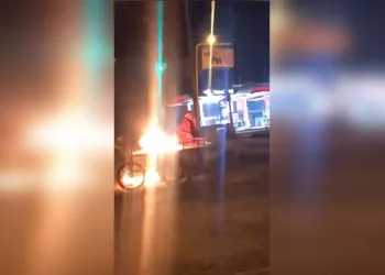 Alkollü şahıs ekmek teknesini ateşe verip başında oturdu