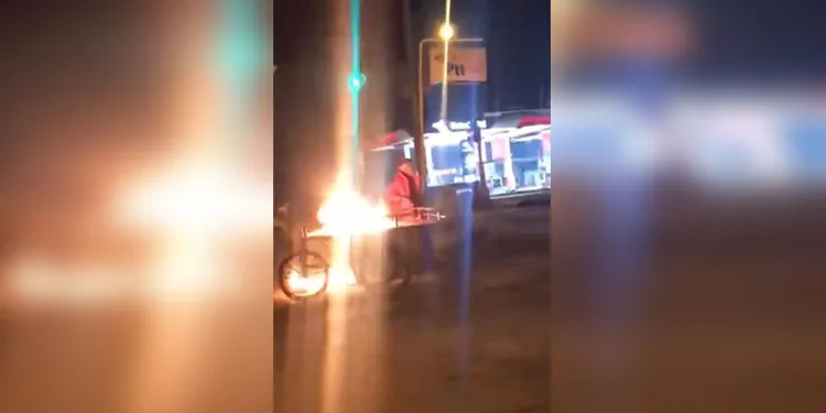 Alkollü şahıs ekmek teknesini ateşe verip başında oturdu
