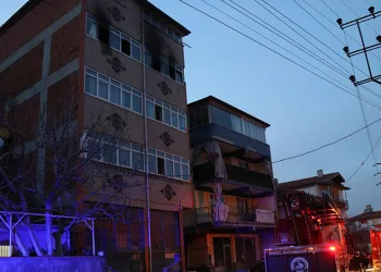 Çocuğunu 4. kattan atarak kurtardı: Anne hayatını kaybetti