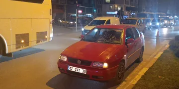 Yola fırlayan yayaya otomobil çarptı