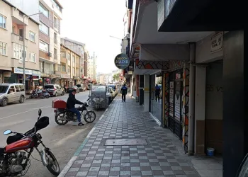 Karacabey’de kaldırım işgalleri son buldu