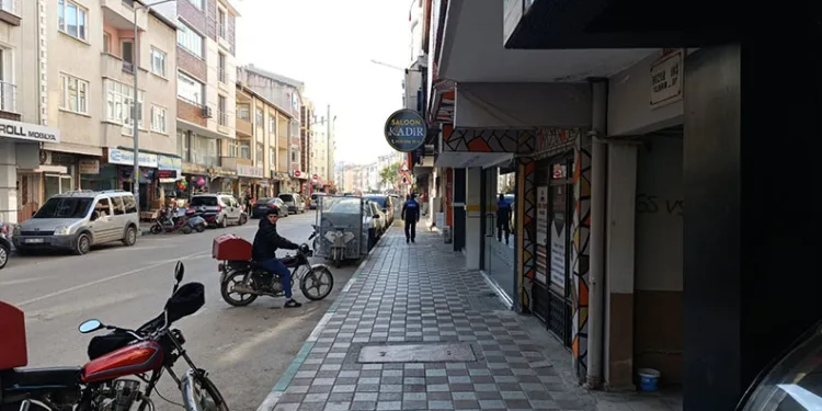 Karacabey’de kaldırım işgalleri son buldu
