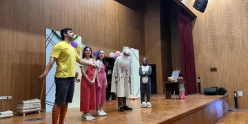 “Öğretmen Dede” Tiyatrosu Miniklerle Buluştu