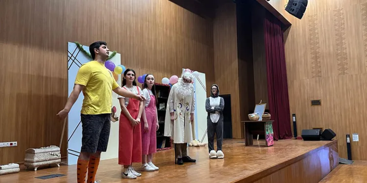 “Öğretmen Dede” Tiyatrosu Miniklerle Buluştu