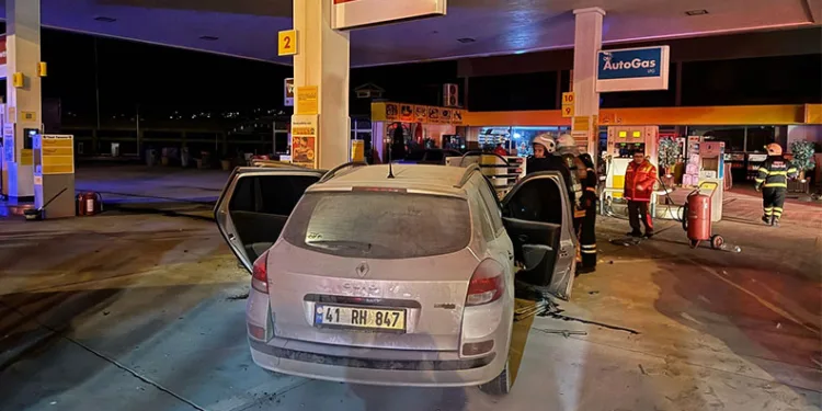 Otomobil akaryakıt istasyonundaki pompalara çarptı, kaza ucuz atlatıldı