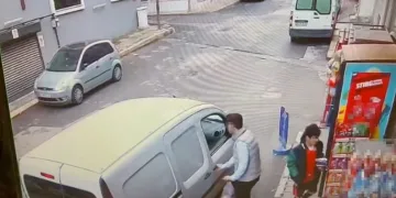 Mahalle bakkalında organize hırsızlık kamerada