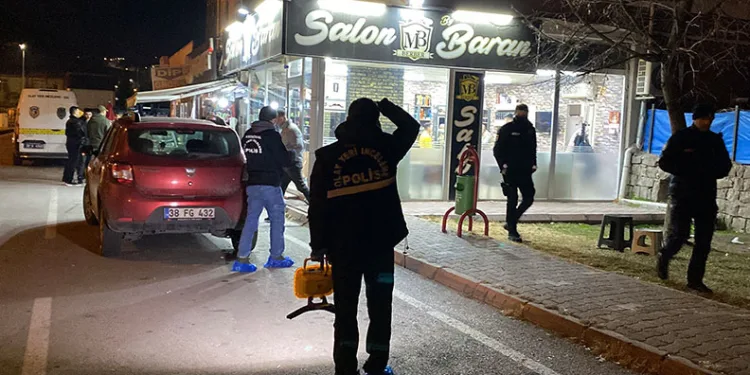 Husumetlisini evinin balkonunda vurdu