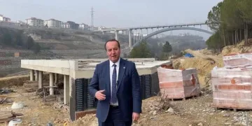 Siirt Belediye binasına kayyum kararı sonrası Türk bayrağı asıldı