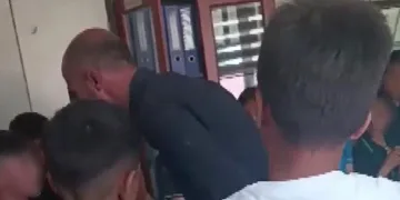 Okul müdürü öğrencilere şiddet uyguladığı gerekçesiyle açığa alındı