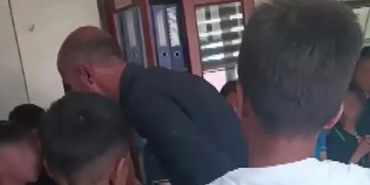 Okul müdürü öğrencilere şiddet uyguladığı gerekçesiyle açığa alındı