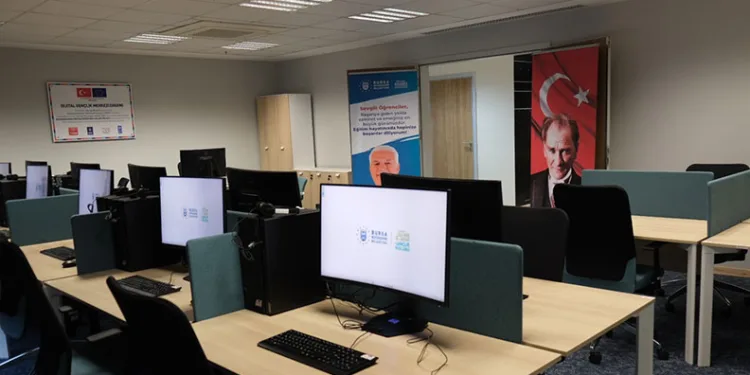 Bursa’da Dijital Gençlik Merkezi açıldı