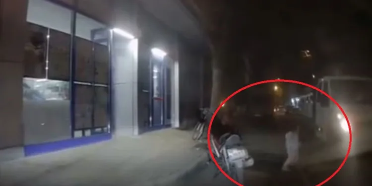 Minik kız, otomobilin altında kalmaktan kıl payı kurtuldu