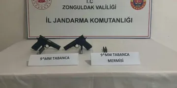 Jandarmanın durdurduğu araçtan silah çıktı; 2 tutuklu