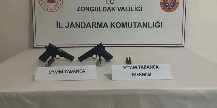 Jandarmanın durdurduğu araçtan silah çıktı; 2 tutuklu