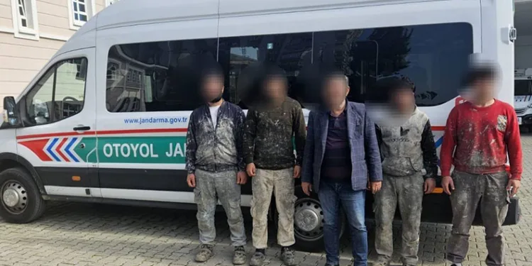 Durdurulan araçta 4 düzensiz göçmen yakalandı