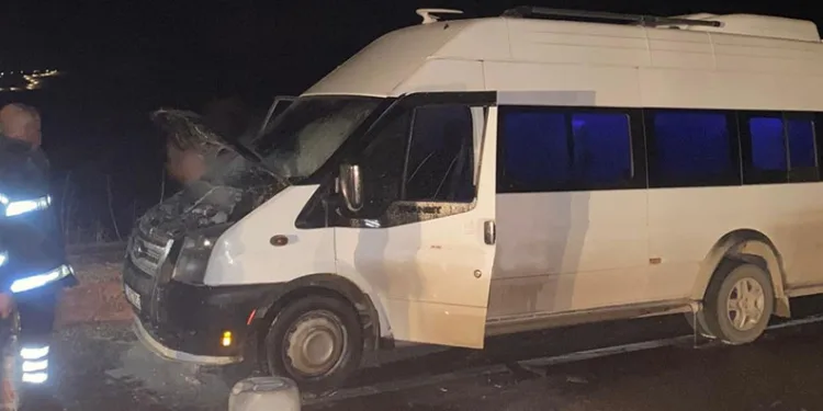 Seyir halindeki minibüs alev aldı