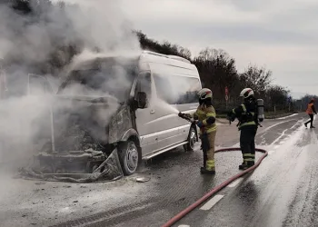 Bursa’da servis minibüsü alev alev yandı