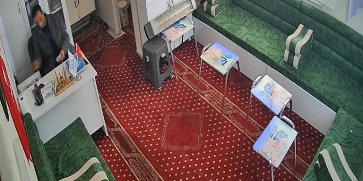Şanlıurfa’da camide hırsızlık anı kamerada