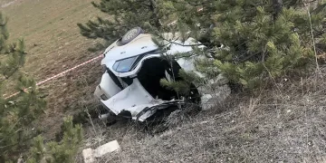 Kütahya’da otomobil şarampole devrildi: 1 ölü, 1 yaralı