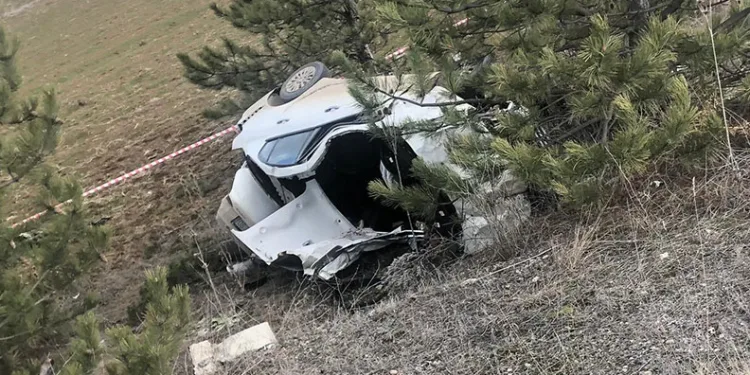 Kütahya’da otomobil şarampole devrildi: 1 ölü, 1 yaralı