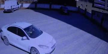 Hasta ziyaretine geldi, aracından oldu