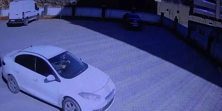 Hasta ziyaretine geldi, aracından oldu