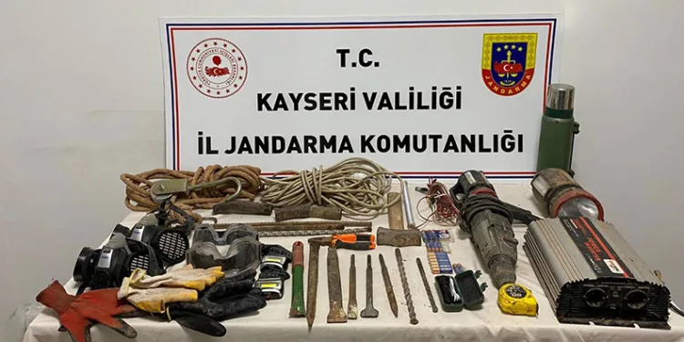 Tümülüste kaçak kazıya suçüstü