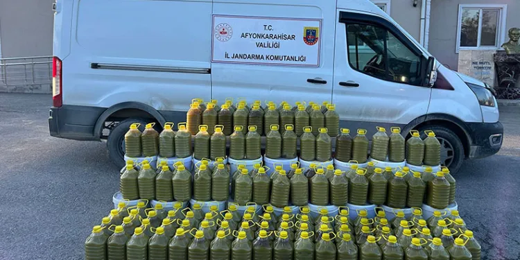 Jandarma sahte zeytinyağı ve salça ele geçirdi