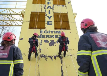 Kadın itfaiyecilerin zorlu eğitimi