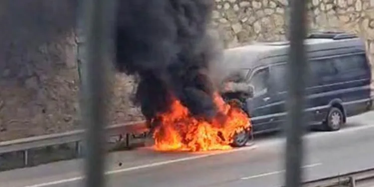 Pendik’te servis minibüsü alev alev yandı