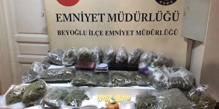 Beyoğlu’nda şüpheli şahsın evinden uyuşturucu çıktı