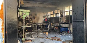 Sobaya tiner kutusu atan çırak yaralandı