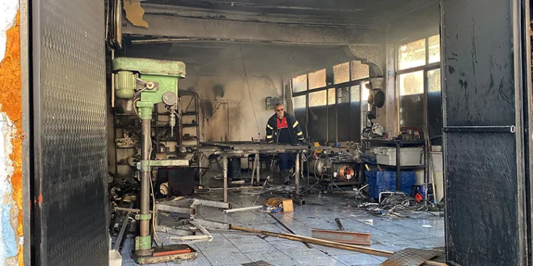 Sobaya tiner kutusu atan çırak yaralandı