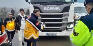 Yolcu otobüsü tıra çarptı: 8 yaralı